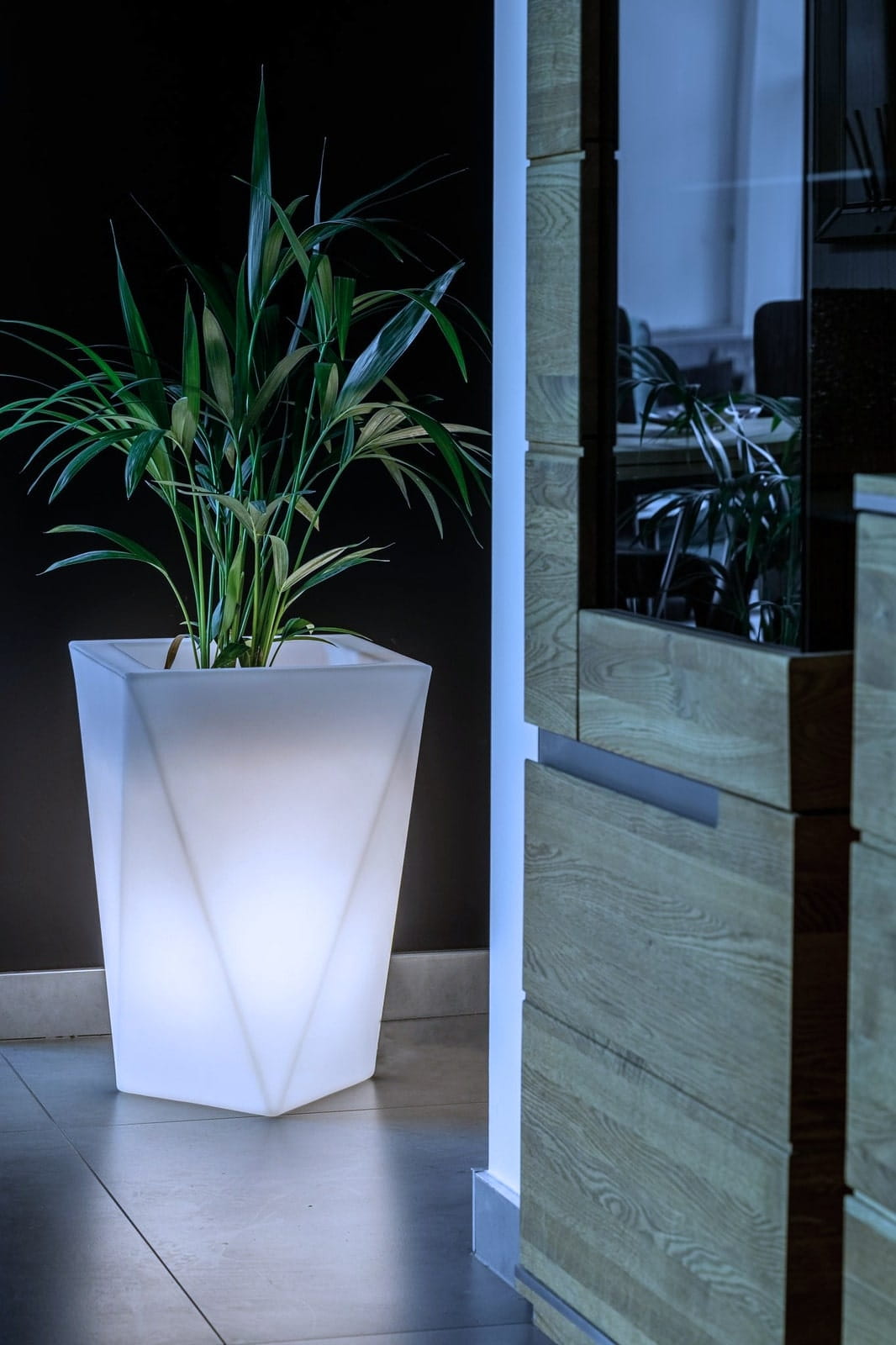 Moderner LED-Pflanzkübel Monumo Vaso Light kaltweiß 60 cm