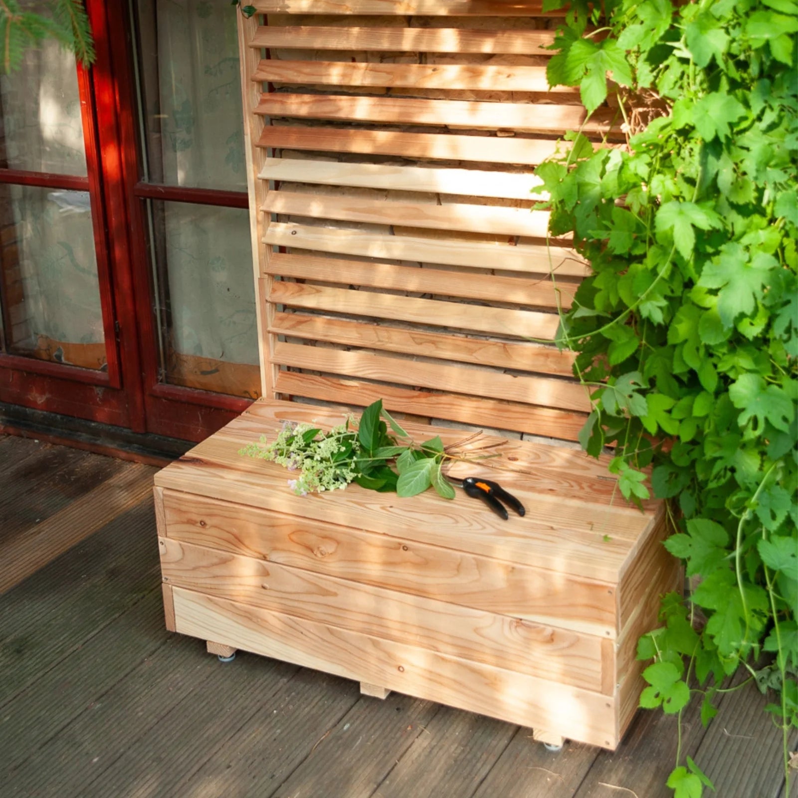 Sitzbank mit Jalousienpaneel aus Lärchenholz Venetian – Garten Wunsch