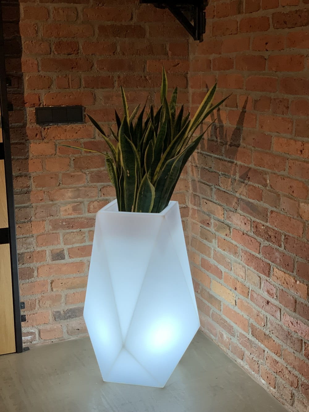 Hoher LED-Pflanzkübel Monumo Volcano Light RGB mit Fernbedienung 80 cm