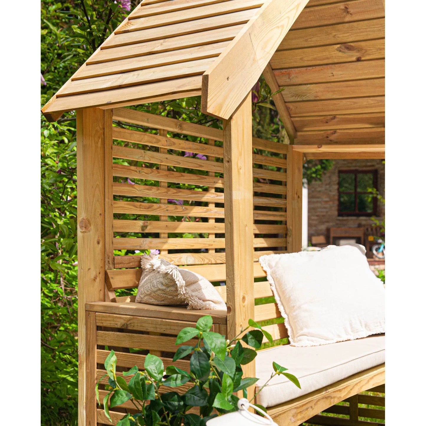 Orio Pergola mit Bank
