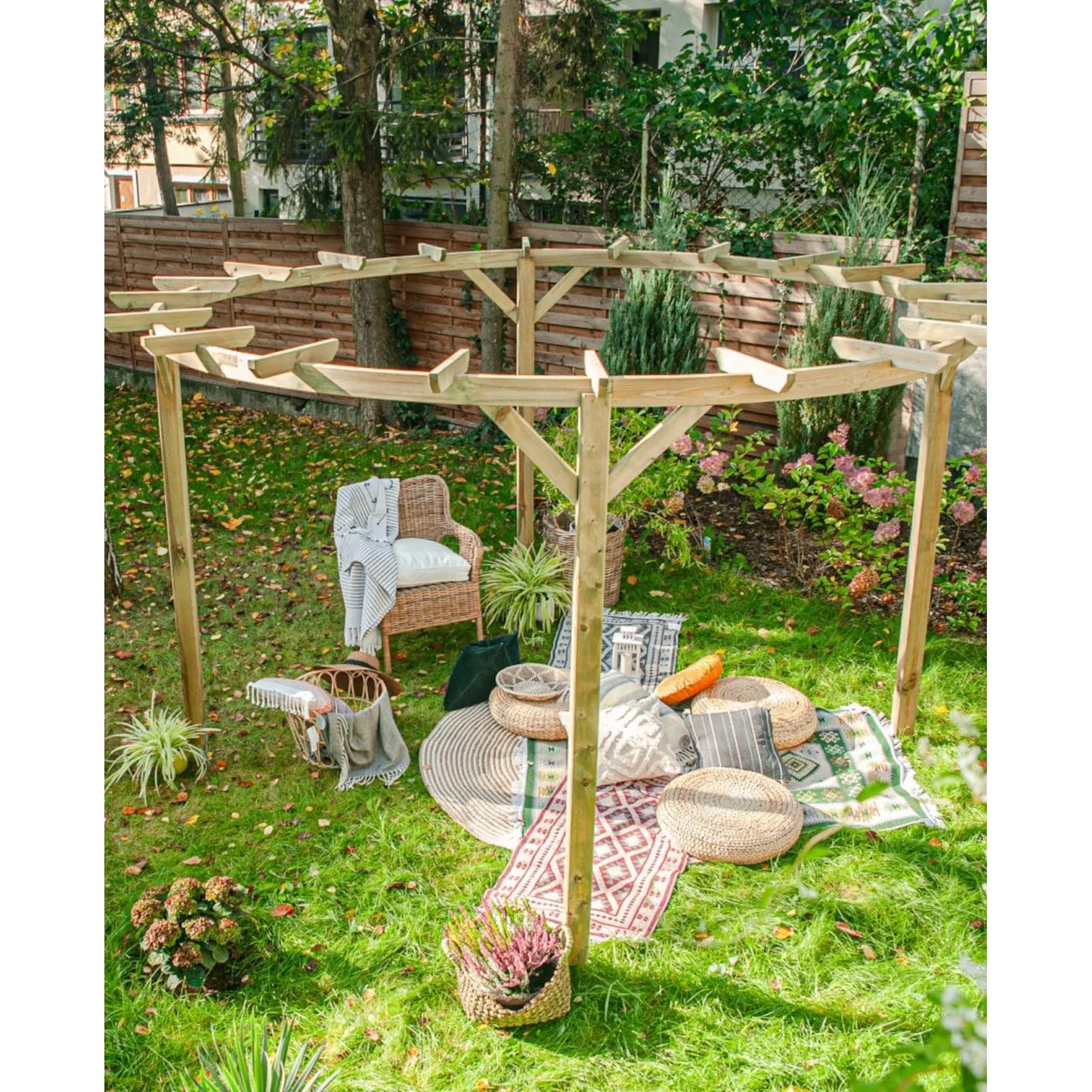 Runde Pergola aus Holz 2