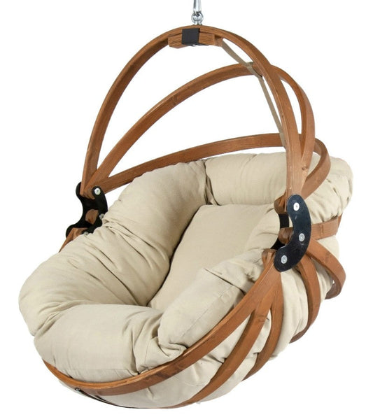 Gaya Hängesessel aus Holz mit Kissen Beige Farbe.
